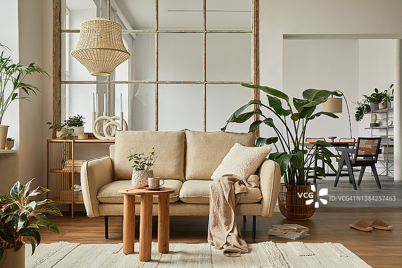 米色沙发、木制茶几和现代家居配件构成现代客厅室内。模板。副本的空间。背景是餐厅。图片素材