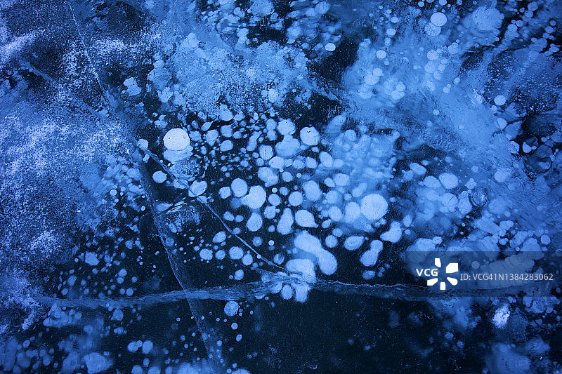 甲烷气泡冻在冰里图片素材