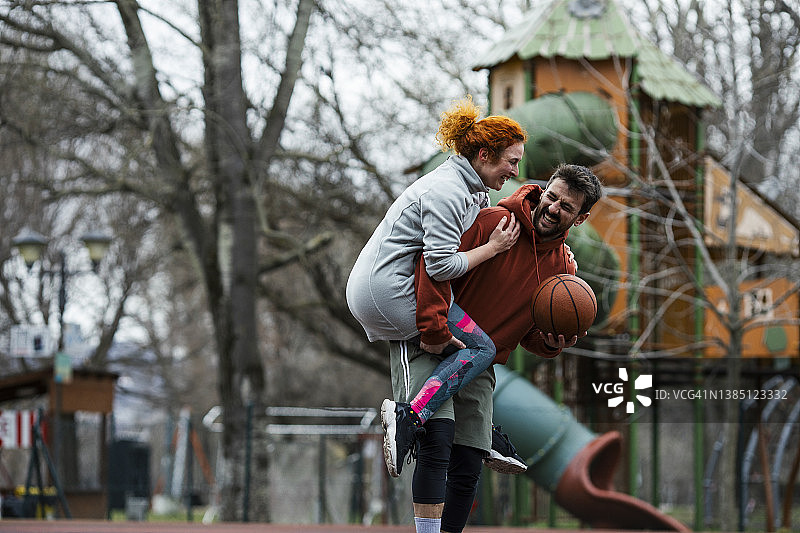 篮球场上的快乐情侣图片素材