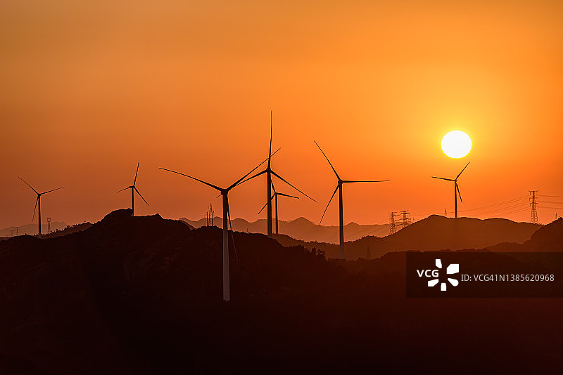 日落时分的风力涡轮机图片素材