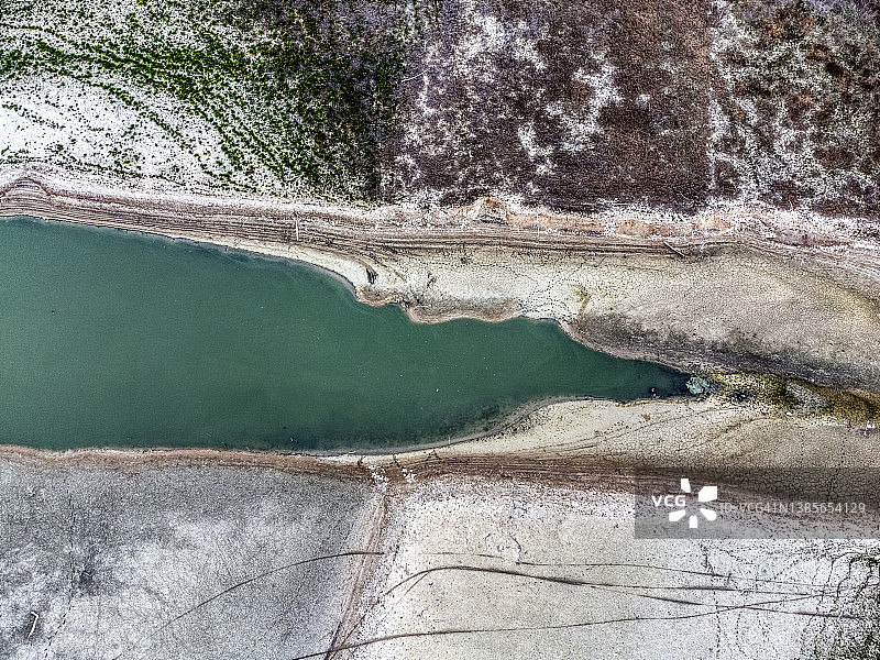 从空中俯瞰的河床，水很少，受干旱的影响而受到污染。图片素材