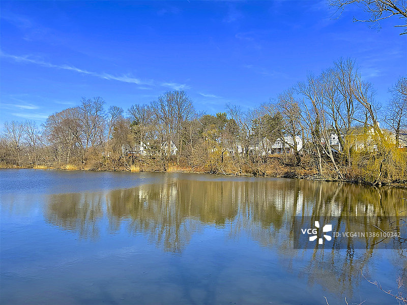 新泽西州蒂内克附近的绿道哈肯萨克河的倒影图片素材