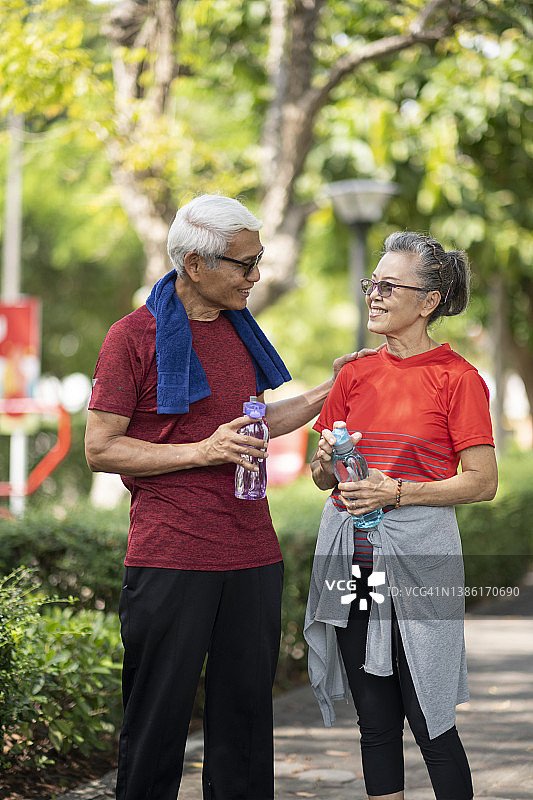 退休夫妇在公园里锻炼图片素材