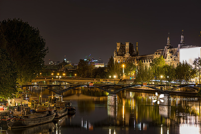 夜晚的巴黎和历史建筑，塞纳河上的倒影和桥梁图片素材
