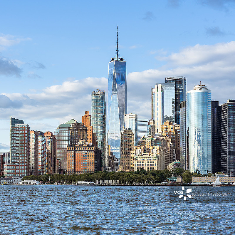 曼哈顿下城和纽约世贸中心一号楼的东河景观图片素材