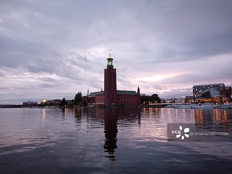 斯德哥尔摩市政厅(Stadshuset)和Norrmalm海滨黄昏，瑞典。图片素材
