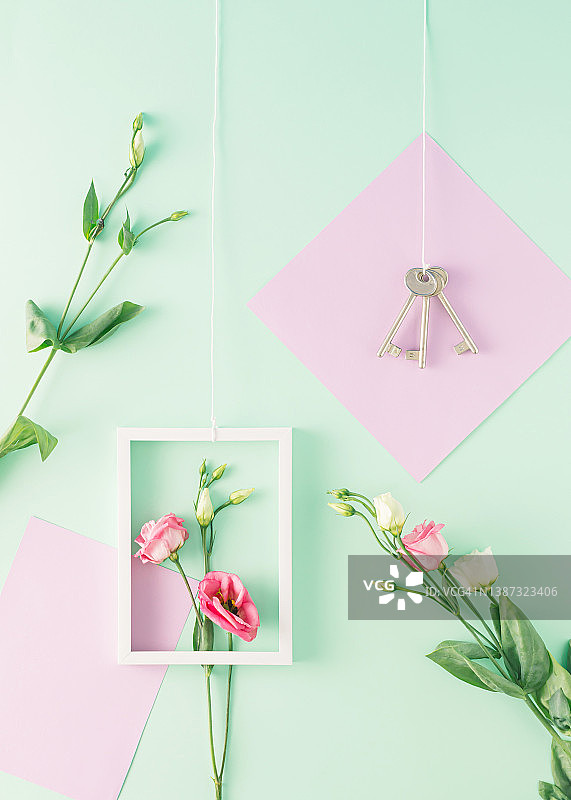 创意柔和的春天安排框架，桔梗花和钥匙上的绿色背景。最小平面布局概念。图片素材