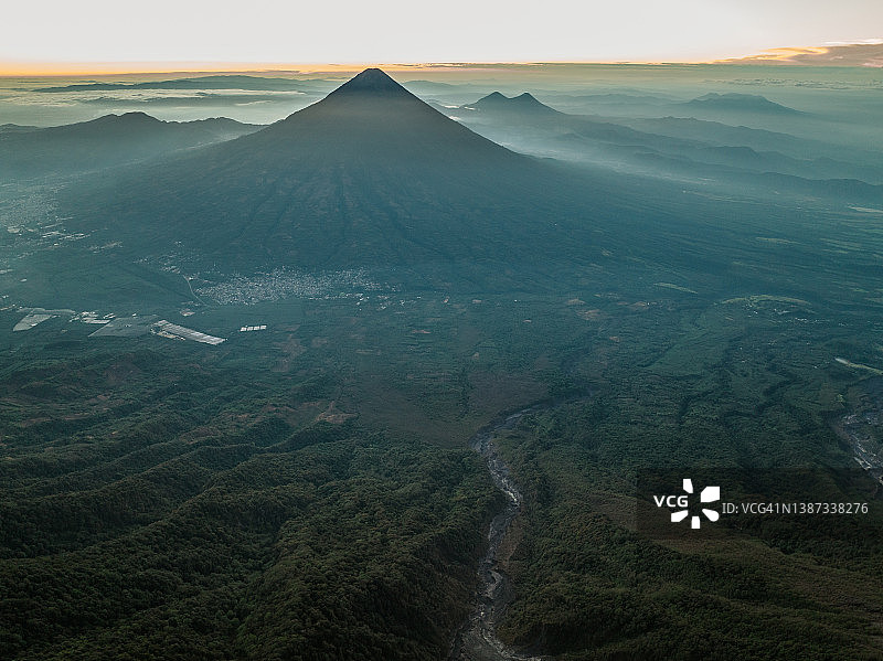 鸟瞰危地马拉的阿瓜火山图片素材