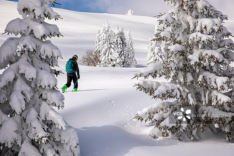 享受休闲山地旅游的越野滑雪者图片素材