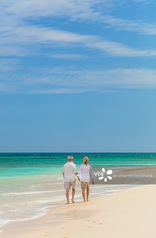 成熟的高加索夫妇赤脚走在海洋巴哈马图片素材