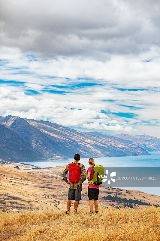 冒险夫妇在假期徒步旅行南岛图片素材