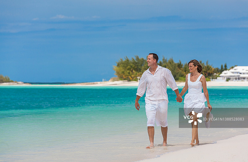 快乐的高加索夫妇无忧无虑的热带加勒比度假胜地图片素材