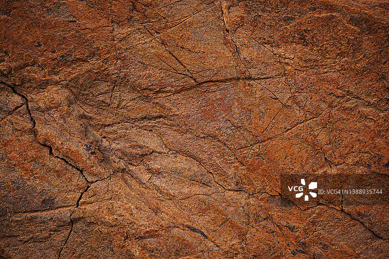 红棕色岩石结构。了山表面。特写镜头。石材背景与空间设计。图片素材