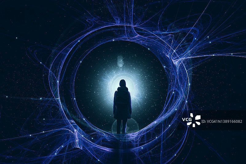 一个幻想的科幻概念，一个女人站在一个发光的神秘门户前。在一个充满星星的宇宙里。图片素材