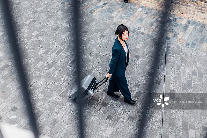 俯视图的女商人走在火车站的行李图片素材