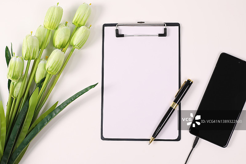 节日贺卡，笔记本，白色背景上的绿色郁金香，旁边有一个复制空间的电话，生日模板，情人节，母亲节，花的图片。图片素材