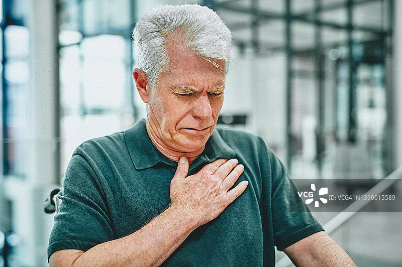拍摄的是一名老年男子在一家现代化医院遭受胸痛图片素材