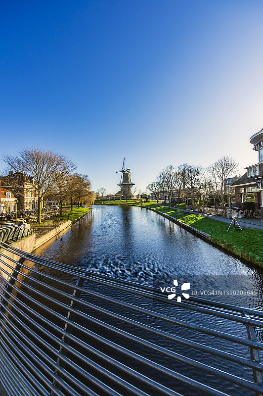 荷兰，南荷兰，莱顿，清澈的天空俯瞰城市运河，背景是风车图片素材