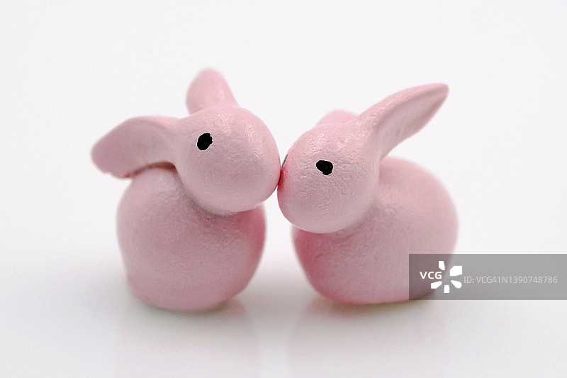 两个兔子雕像图片素材