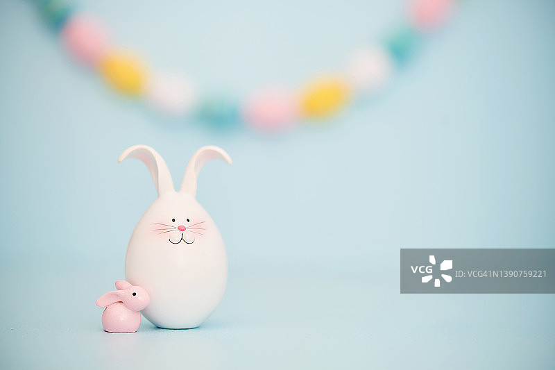 复活节背景与可爱的复活节兔子和一个散焦复活节彩蛋花环图片素材
