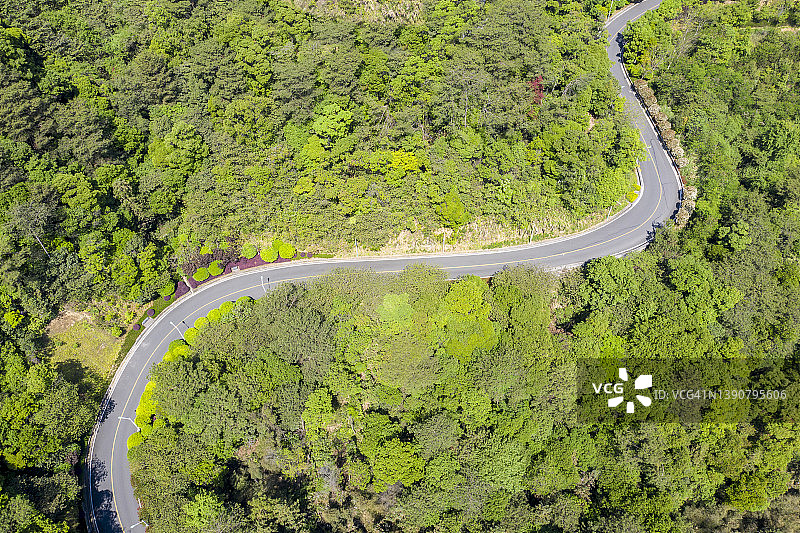空中拍摄了山上弯弯曲曲的道路图片素材