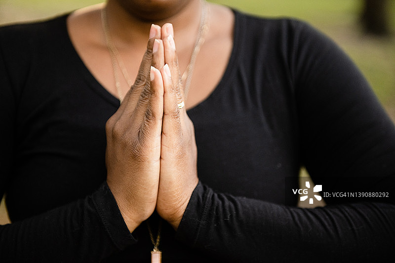 非裔美国妇女的双手呈祈祷姿势图片素材