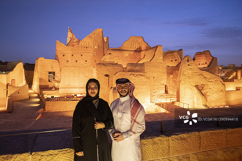 沙特夫妇参观图拉伊夫遗址的黄昏肖像图片素材