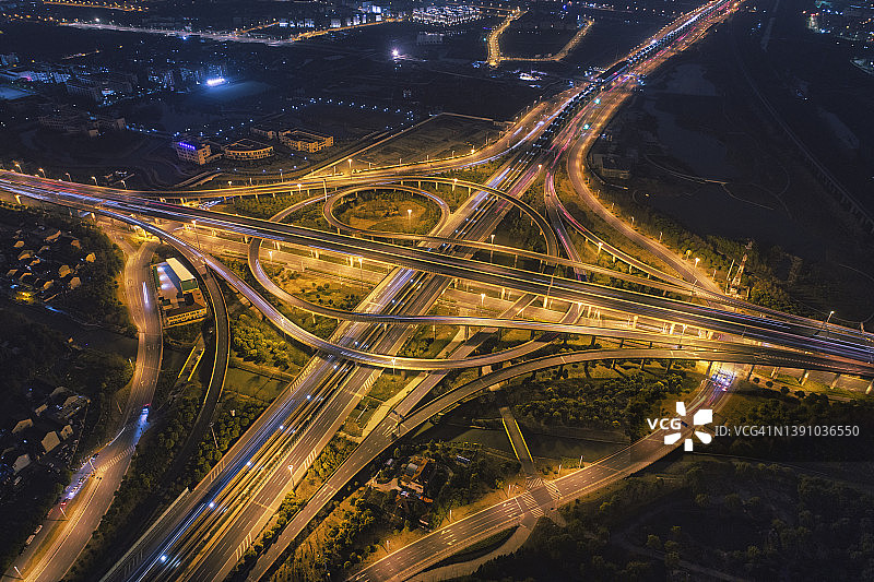 城市立交桥和多车道公路的夜景图片素材