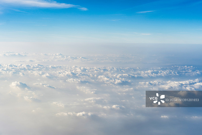 从飞机窗口看到的平流层上空的云海图片素材