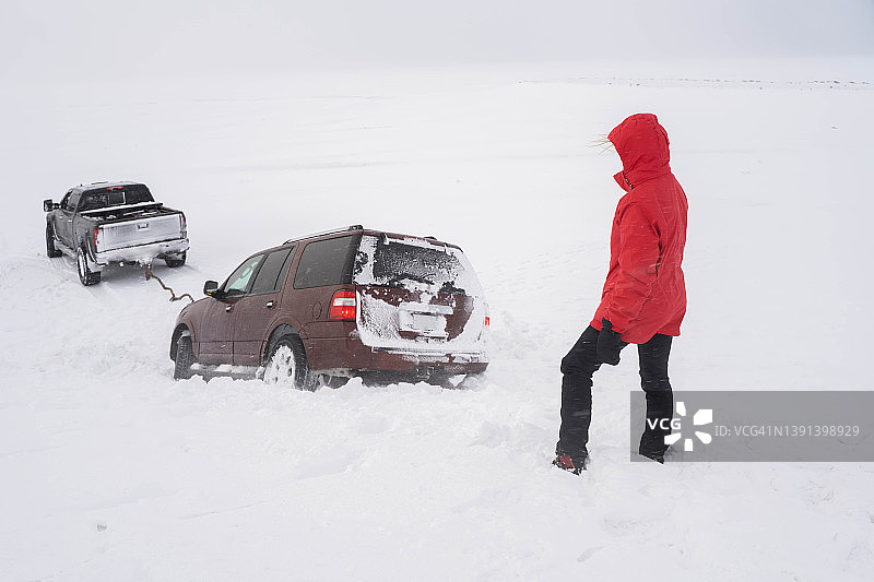 在雪地里发生车祸。图片素材