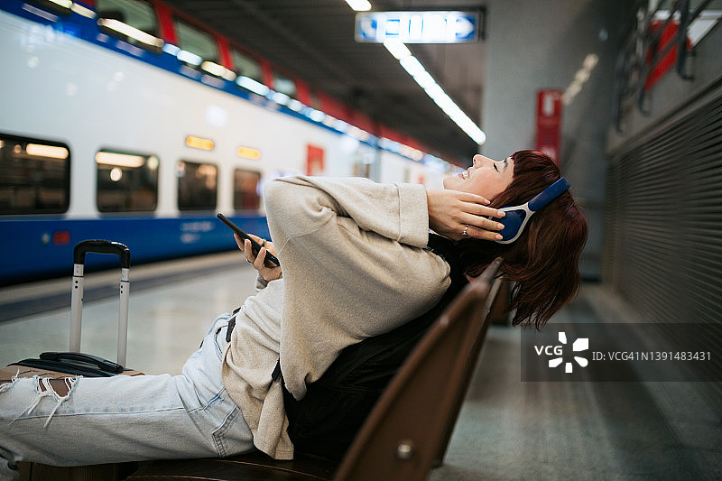 一个年轻的白人女性乘坐地铁的侧视图图片素材