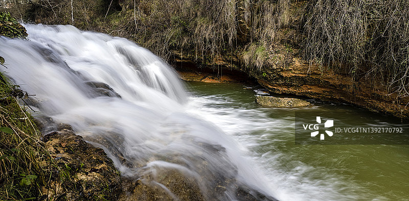 山间河流有瀑布般清澈透明的水。图片素材