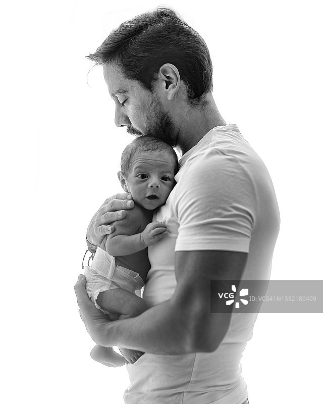 父亲和他的新生儿在背光的场景在黑白图片素材