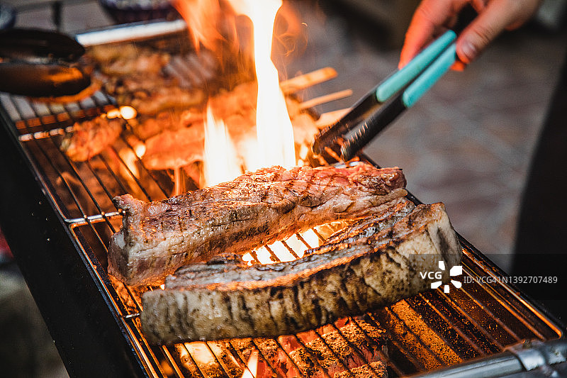 肉放在烧烤架上，用火加热图片素材