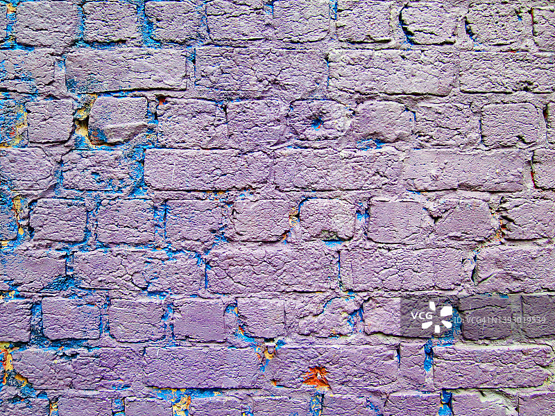 老砖墙漆成蓝色和紫色，在布鲁塞尔的拷贝空间图片素材