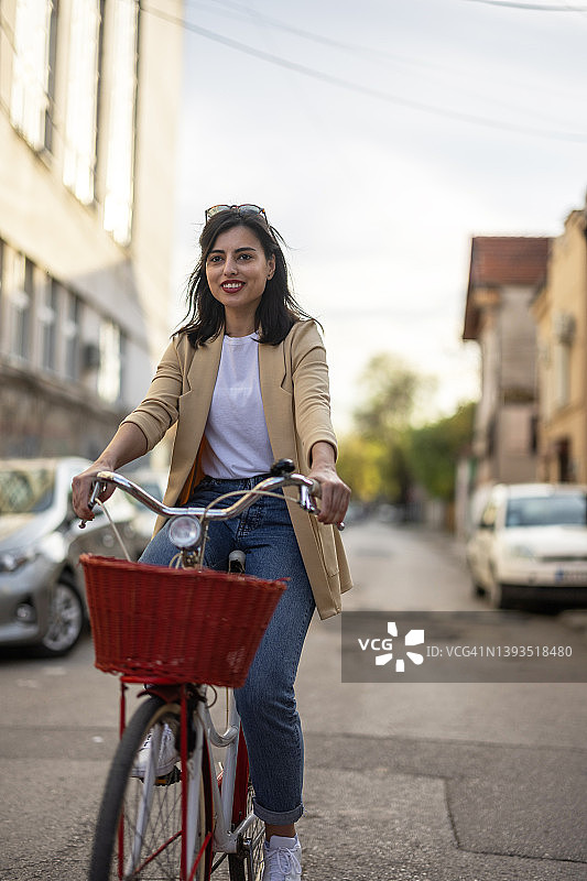 骑着复古自行车穿过城市图片素材