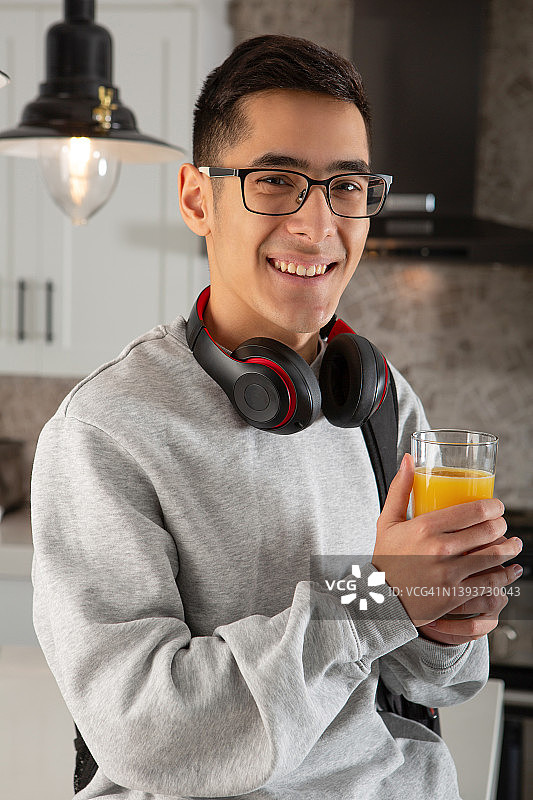 青少年早餐喝橙汁图片素材