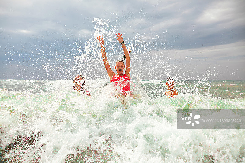 快乐快乐的小伙伴们，在暑假的大海里玩得很开心图片素材