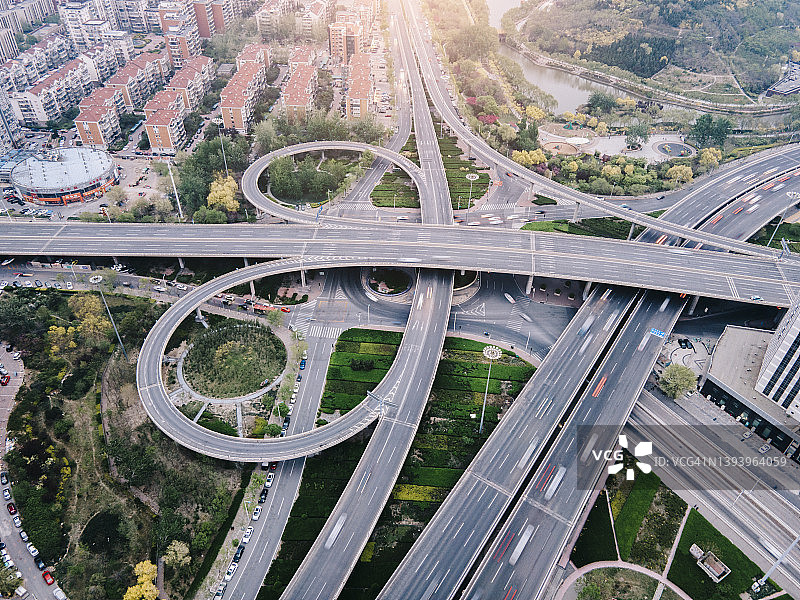 无人机俯瞰天桥和城市交通图片素材