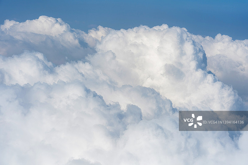 从飞机窗口看到的同温层上的云海图片素材