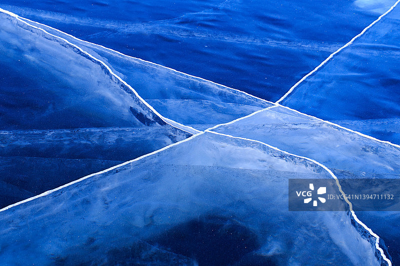 贝加尔湖裂冰的纹理。成冰裂缝。图片素材
