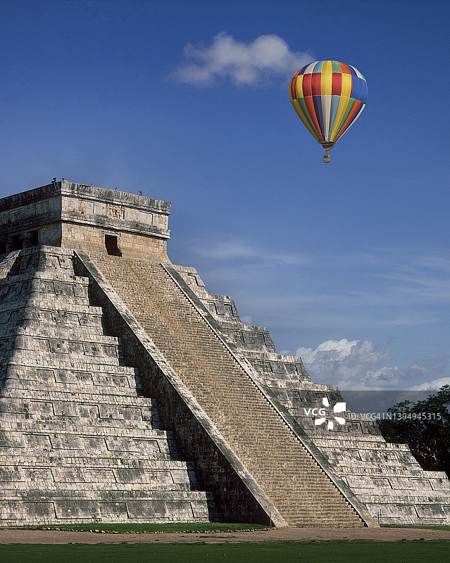 墨西哥玛雅遗址上空的热气球。图片素材
