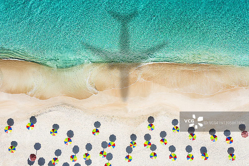 飞机飞过田园般的热带海滩的剪影图片素材