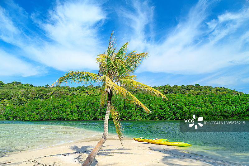 热带岛屿沙滩上的皮艇，夏天阳光明媚的白沙滩。Koh Kood图片素材