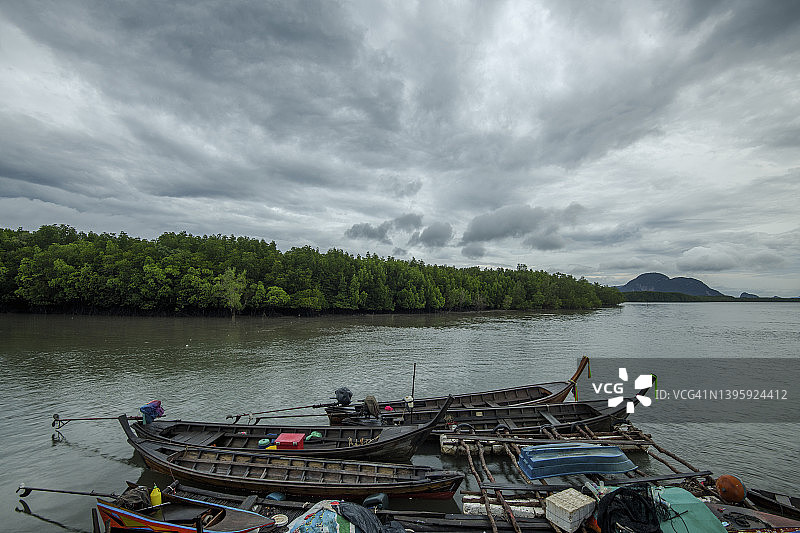 雨落在泰国攀牙班三庄的渔村上图片素材