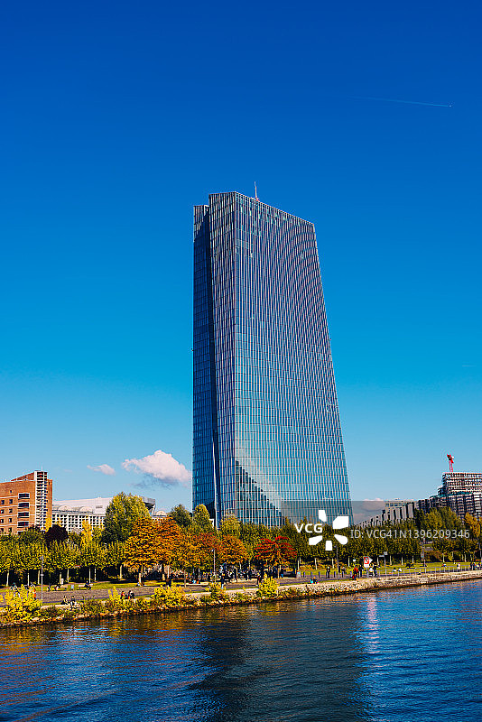 位于美因河畔法兰克福的欧洲中央银行大楼图片素材