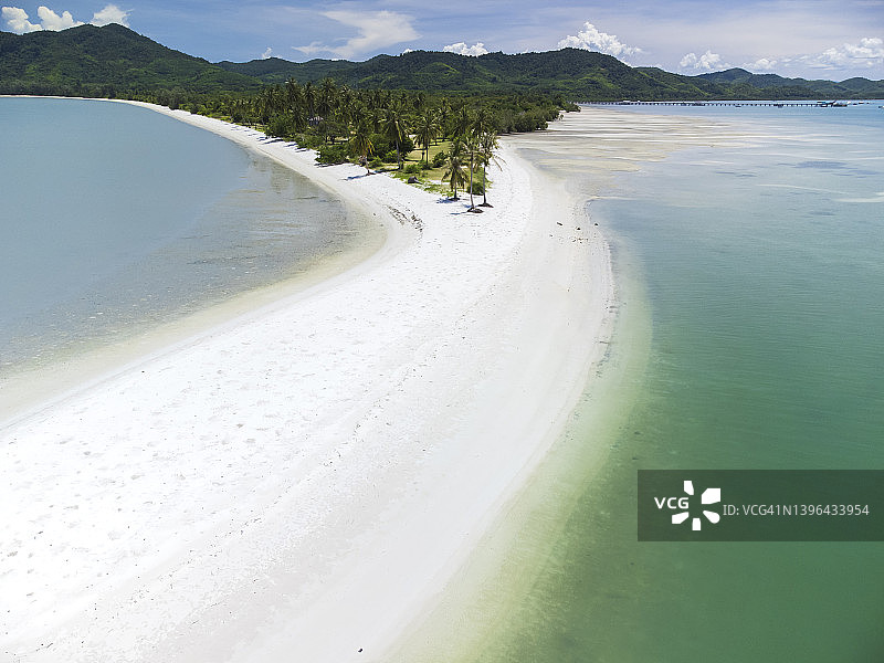 从空中俯瞰位于普吉岛、甲米岛和泰国攀牙岛之间的安达曼海岛。图片素材