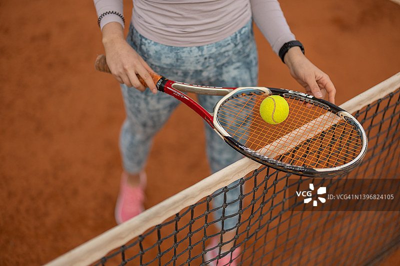 一个拿着网球拍和球的陌生女人图片素材