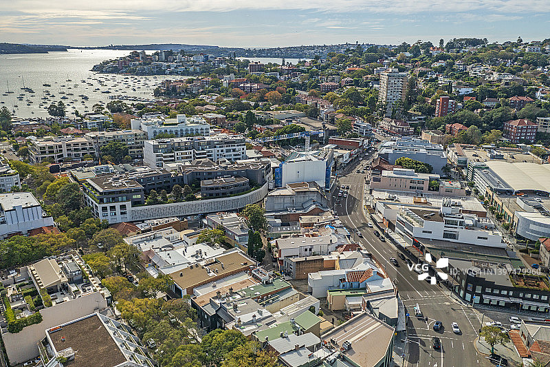 购物区在富裕的悉尼港郊区，鸟瞰图图片素材