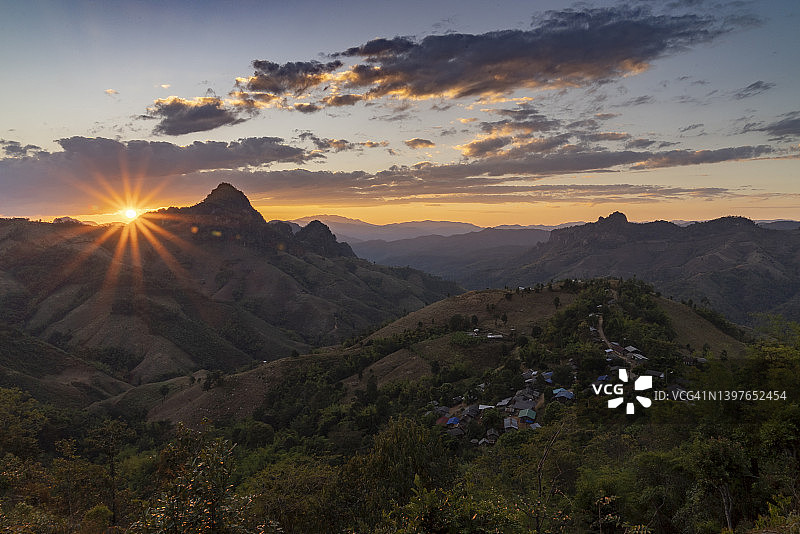 山脉上的日出和山脉层为自然背景图片素材